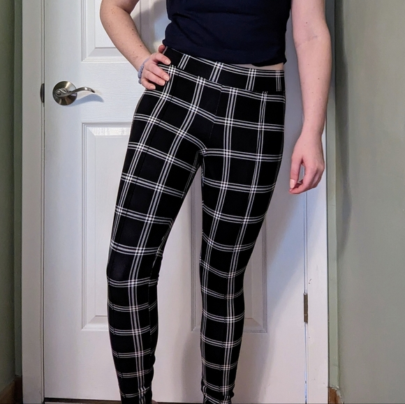 Old Navy Extra High-Waisted Stevie Plaid Black & White Skinny Ankle Pants - Picture 7 of 8